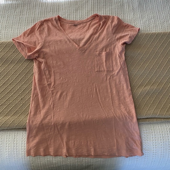 Madewell medium, v-neck, pink t-shirt - Picture 2 of 3